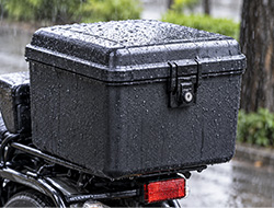 雨に濡れたフタ付き収納BOXのイメージ
