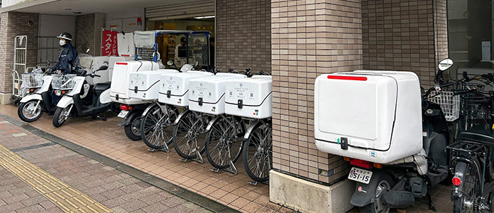 ケイ・アンド・パートナーズの拠点に並ぶBOX付き自転車とバイク