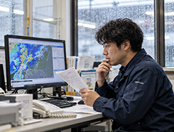 雨雲の動きをパソコンで確認する人物のイメージ