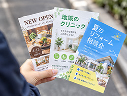 飲食店やクリニックなど複数の広告主のチラシを組み合わせた併配のイメージ