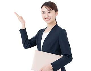 案内する女性