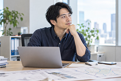 配布を外部へ任せた後、現場の状況を十分に把握していない担当者のイメージ