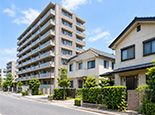 集合住宅と戸建住宅の密度の違いを表すイメージ