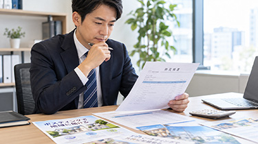 チラシと電卓を使ってポスティング料金を確認するイメージ