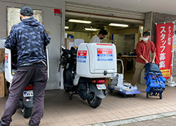 配布スタッフが担当エリアへ出発するイメージ
