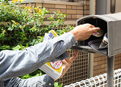 指定エリアへチラシを投函するイメージ