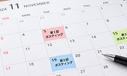 複数回に分けたポスティングの予定を示すカレンダー