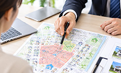 住宅地図を使って配布条件を調整する様子