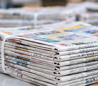 新聞折込で広い地域へ大量に広告を届けるイメージ