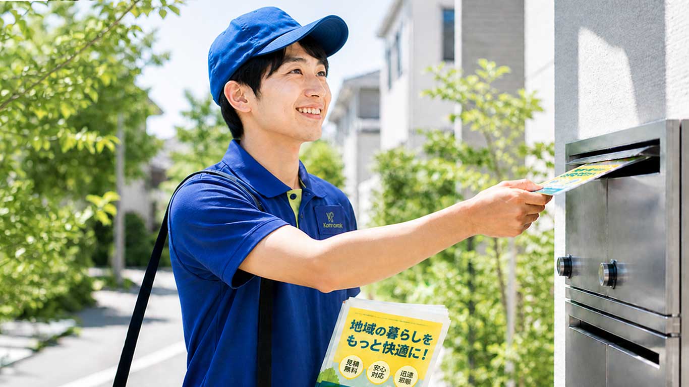 チラシを配布する姿
