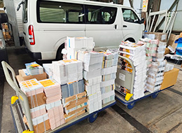 配布用チラシを車両へ積み込み、各配布スタッフへ補充する作業イメージ