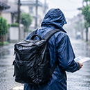 雨の中で配布する人