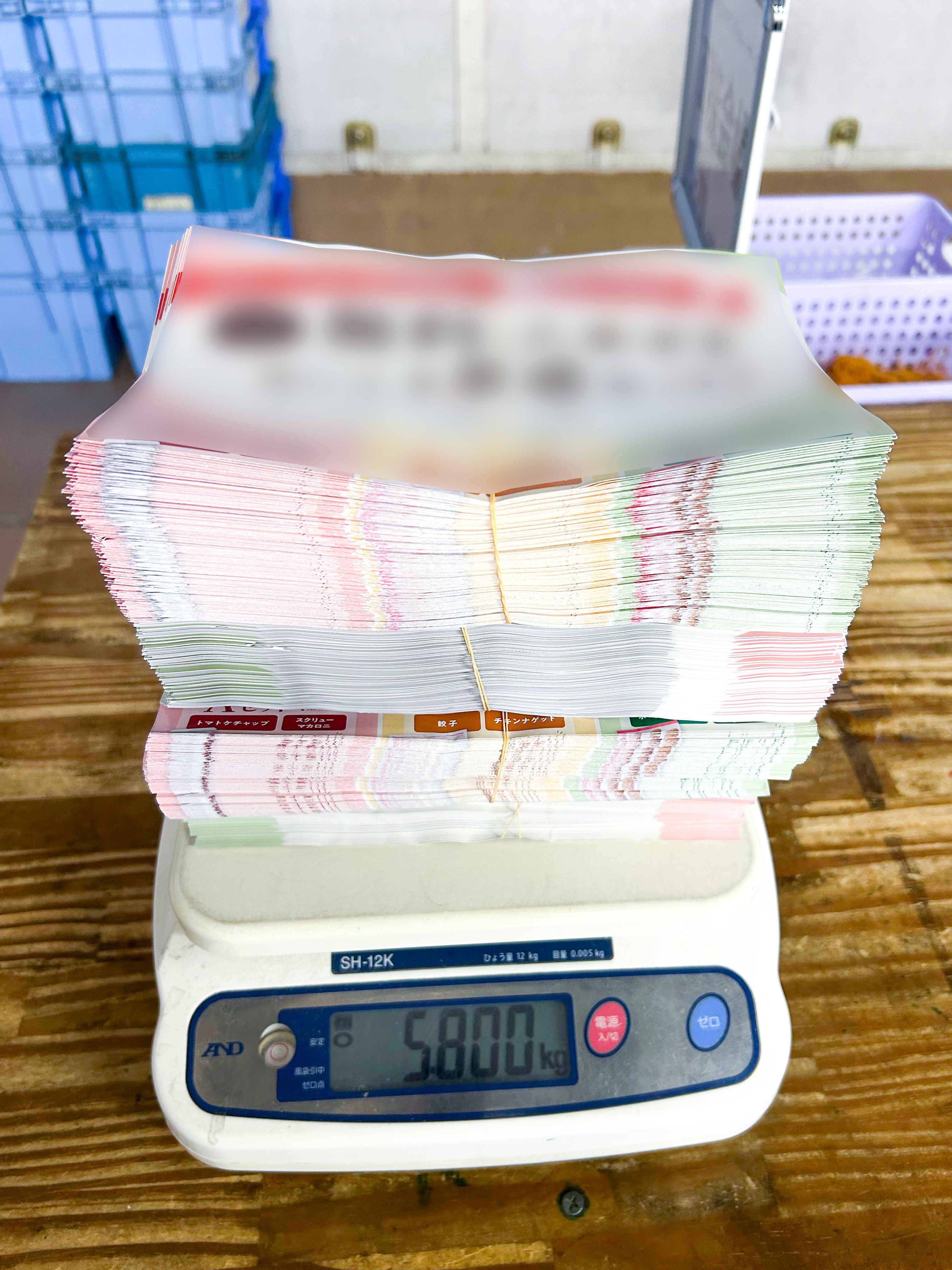 約1,000枚のチラシを実際にはかりで計測している様子