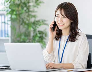 問い合わせる女性